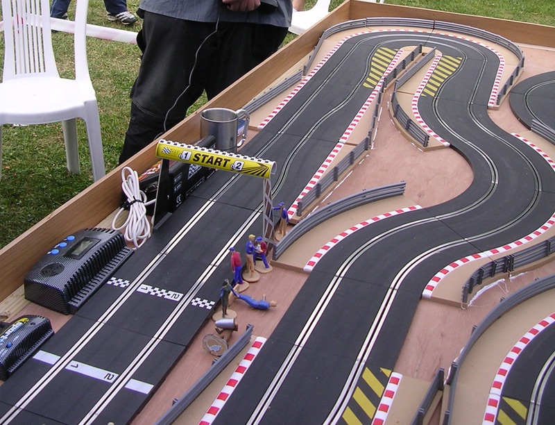 Pista Scalextric con coches en carrera